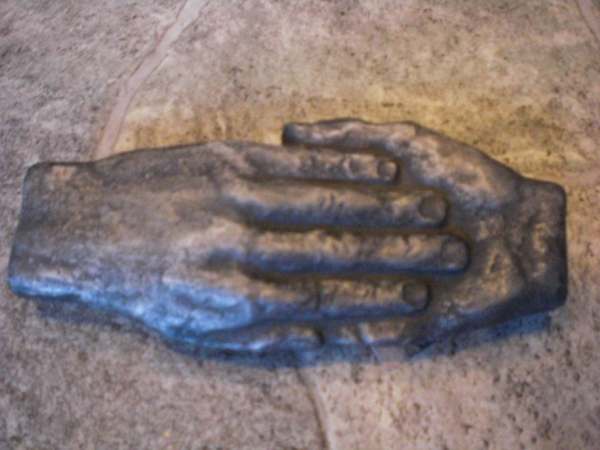 Hände – Grabzubehör, Steinmetzbetrieb Fritz Reuter München