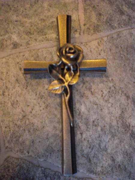 Kreuz mit Rose – Grabzubehör, Steinmetzbetrieb Fritz Reuter München