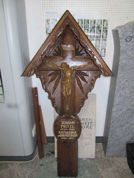 Restauriertes Holzkreuz – Reihensteine, Steinmetzbetrieb Fritz Reuter München